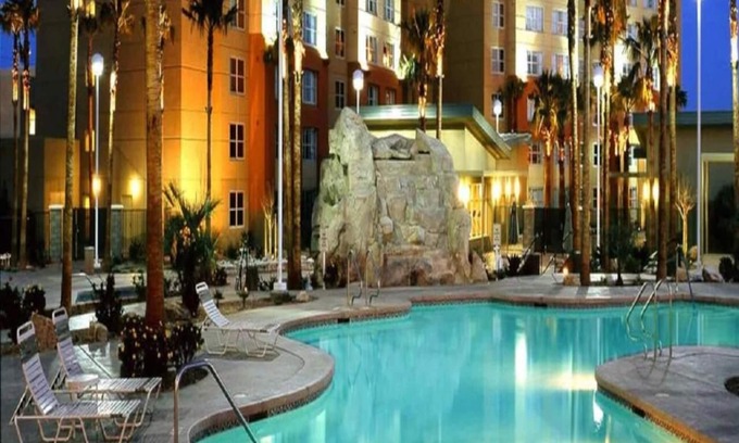 Enterprise Condominio | Super Bowl Week in Las Vegas... 2-bedroom sleeps 8 to 12!