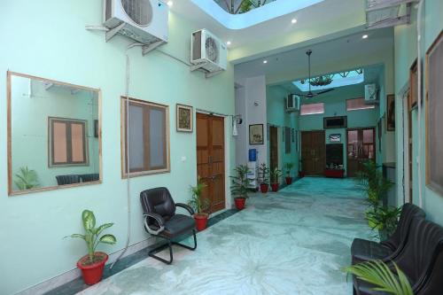 Gomti Nagar Hotel | Super Collection-O Sara Grand Near Ram Manohar Lohia hospital