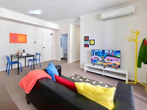 Canterbury Apartamento | Super Convenient 1BR Apt Free Parking & study