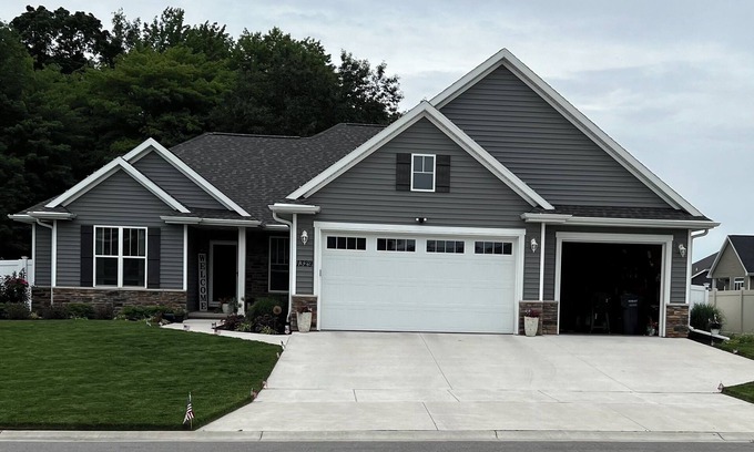 De Pere Casa | SUPER convenient 3-Bedroom House: Close to Lambeau Field, Airport, Restaurants