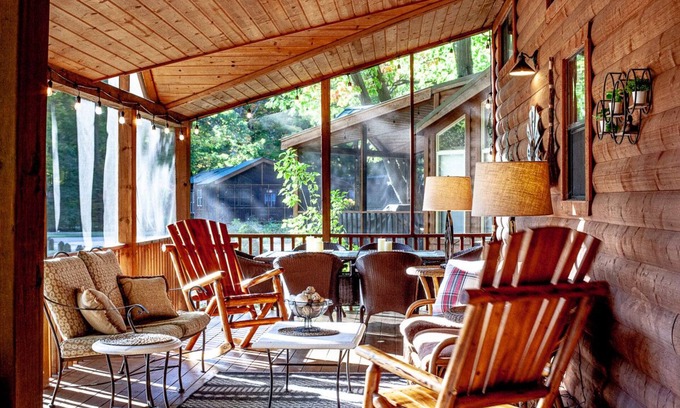 Three Oaks Cabina | Super cozy glamping cabin & family resort!