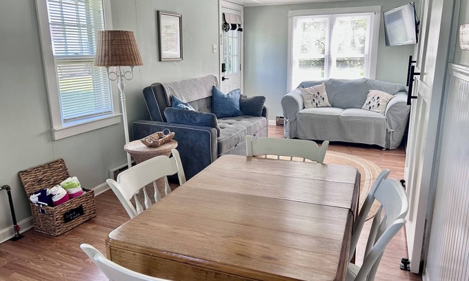 Geneva-on-the-Lake Cabaña | Super Cute Classic Two Bedroom Lake Erie Cottage, walk to Strip and Beach