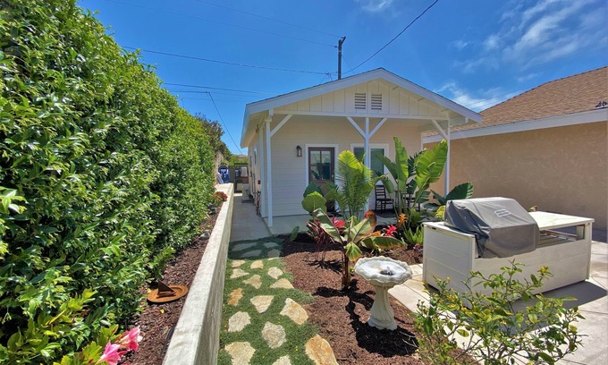 Torrance Cabaña | Super Cute & Private Detached Guest House - Cottage only 1 Mile to the Beach!