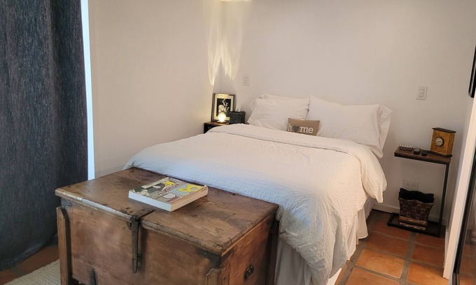 Calabasas Apartamento | Super Cute Guest Apartment with Private Entrance, Yard and Mountain Views.