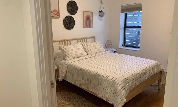 Bushwick Apartamento | Nuevo en casa lejos! Amplio y brillante apartamento de 2 dormitorios.
