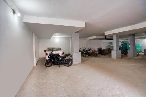 Sainik Farm Hotel | Super Hotel O Silver Key KD plaza Near Saket Metro station