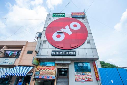 Kalasipalya Hotel | Super Hotel O White Fort Near Lalbagh Botanical Garden