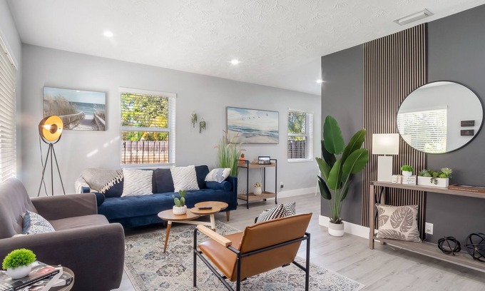 Hallandale Beach Casa | Super Modern ~3 miles to Beach~ Large Yard/Patio & BBQ