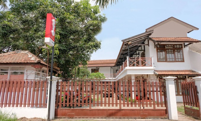 Dinoyo Hotel | Super OYO 1376 Kina Family Residence Syariah
