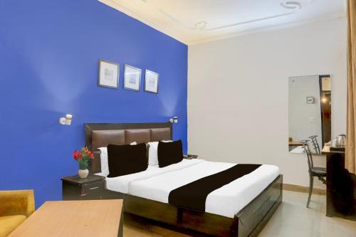 Sainik Farm Hotel | Super OYO Townhouse Anmol Residency Near Saket Metro Delhi
