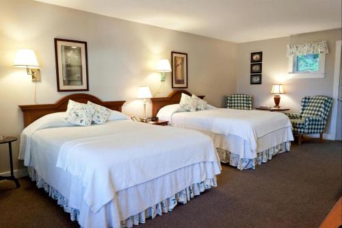 Lincolnville Casa | Super Room Rental with Decks in a Bed and Breakfast Getaway near Camden, Maine