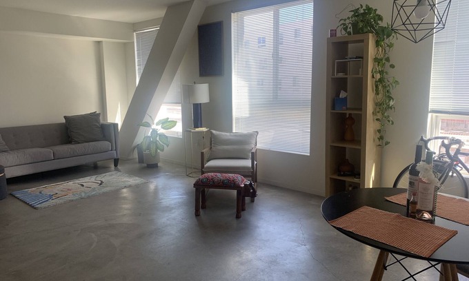 Arts District Apartamento | Espacio hermoso y limpio para trabajar / vivir