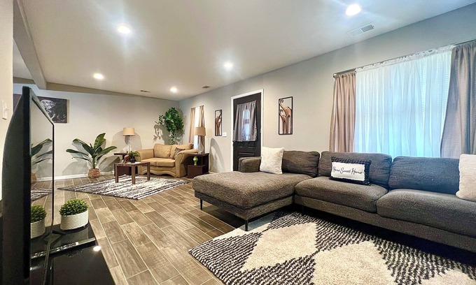 Southaven Casa | Super Spacious Safari Retreat.. Lots of SPACE-Deck + Grill, near Memphis/Desoto