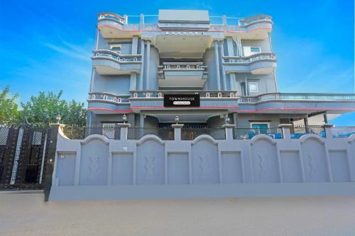 Gomti Nagar Hotel | Super Townhouse Vijay Khand Gomti Nagar