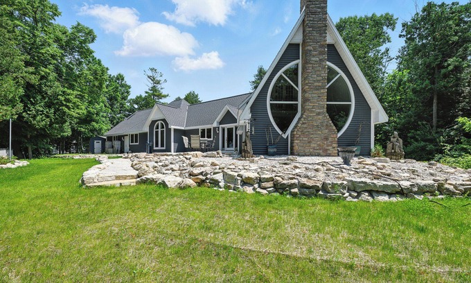 Sturgeon Bay Casa | Super Unique 3-bedroom waterfront home in charming Sturgeon Bay