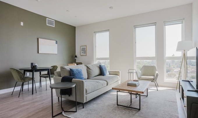 East Pasadena Apartamento | Superb 1BR w/ Gym & Elev, nr Dining & Hiking