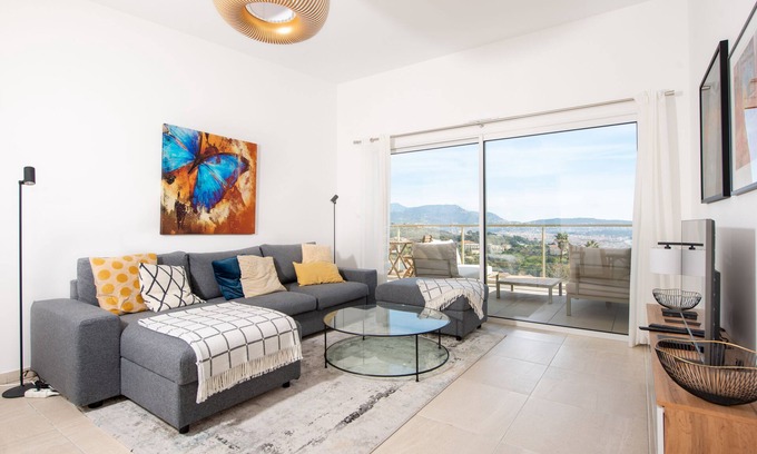 La Madeleine Apartamento | Superb 2 bed 2 bath apartment with sea views in Nice