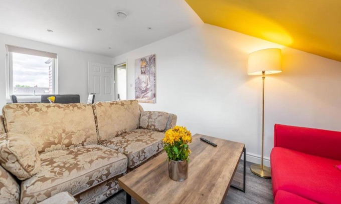 Southall Broadway Casa | Superb 3BD Home in the Heart of Southall -Sleeps 8