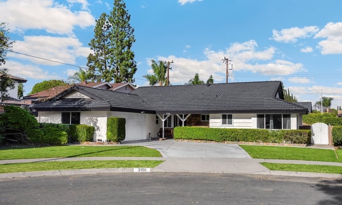 Placentia Casa | Superb 4-bedroom house/6 Beds 15 minutes to Disneyland!