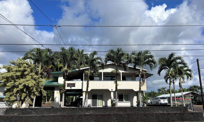 Hilo Casa | Superb 5-bedroom house in charming Hilo. Near mall, restaurants, and beaches.