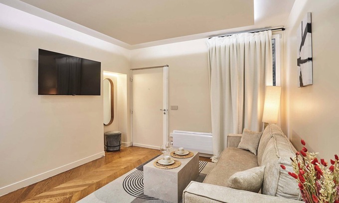 Faubourg-du-Roule Apartamento | Superb Air-conditioned Flat on the Champs Elysees