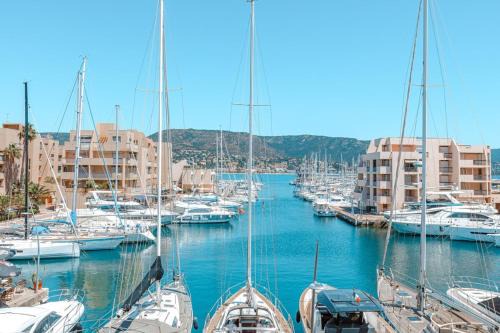 La Faviere Apartamento | Superb apartment on the port of Favière
