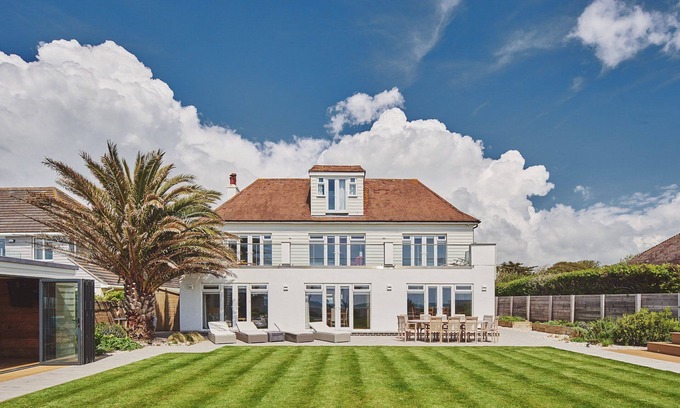 Middleton-on-Sea Casa | Superb beach house with beautiful garden with hot tub and private beach access
