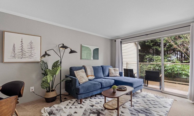 East Lake Hills Casa | Superb Bellevue 2BR w/ Balcony & Lake Views, nr Parks, by Blueground