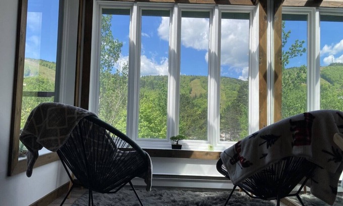 Stoneham Apartamento | Superb condo facing Stoneham ski slopes!
