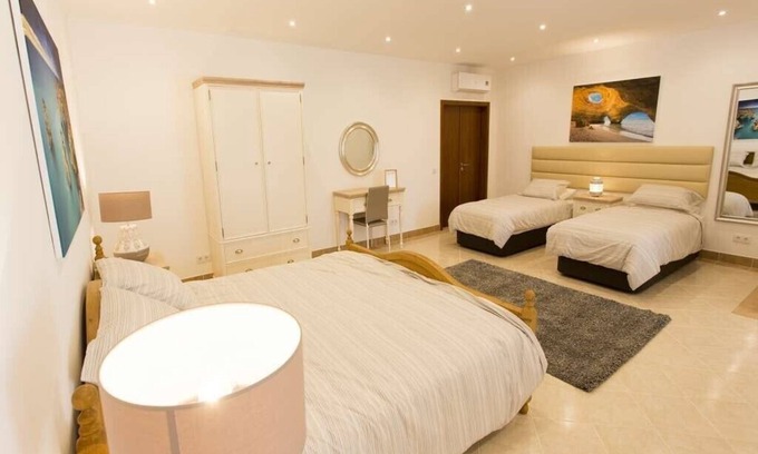 Lagoa e Carvoeiro Villa | Superb Carvoeiro Villa | Quinta dos Loendros | 10 Bedrooms | Pool Table | Perfect for Large Groups