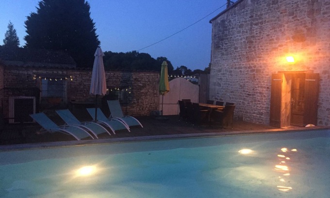 Saint Germain du Seudre Cabaña | Magnífica casa Charentaise, 4 habitaciones con baño privado con piscina privada climatizada.