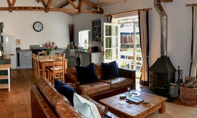 Ottery St Mary Casa | Desde £ 28 pppn. Un magnífico granero independiente clasificado conversión de granero cerca del campo y la costa
