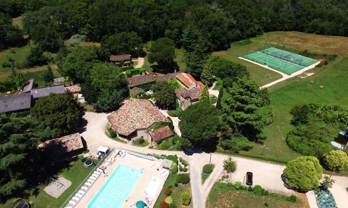 Gavaudun Villa | Excelente Holiday Village **** en Périgord Negro: piscina, tenis, bar, etc.