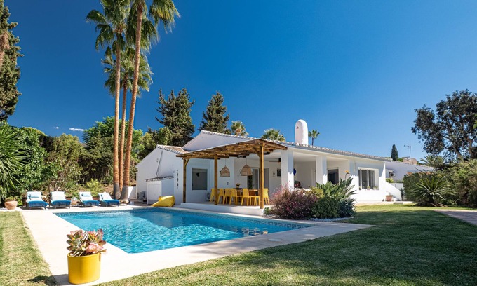 Calahonda Villa | MAGNÍFICA VILLA ESTILO IBICENCO CUALQUIER COMODIDAD -600M PLAYA Y COMERCIOS-