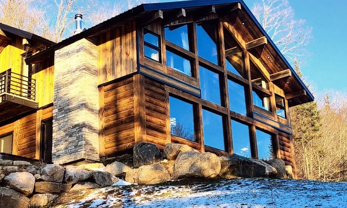 Wentworth-Nord Chalet De Esquí | Superb luxury chalet lost in the forest, with spa, fireplace and lake view!