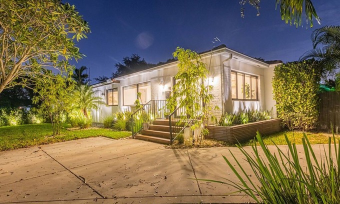 Miami Shores Villa | Superb Modern Villa w/ Mini Golf+ Heated Pool+BBQ Grill