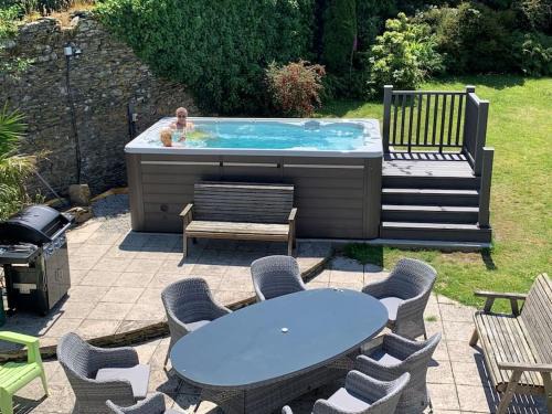 Bodinnick Casa | Superb Old Farmhouse near the Beach with Large Hot Tub , Free Access to an Indoor Pool, Free Animal Feeding ,Free Pony Rides and Free Tractor Rides