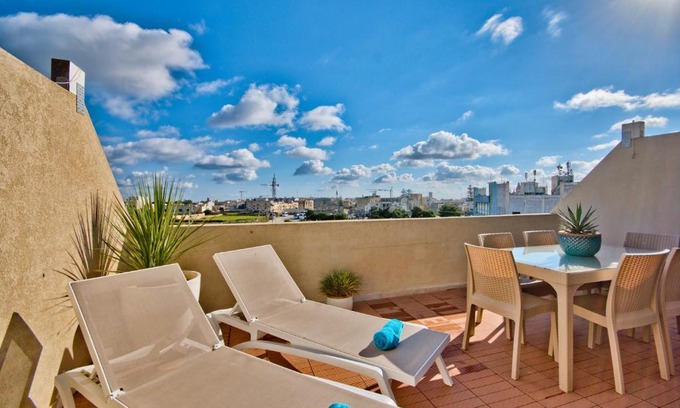 San Pawl tat-Targa Apartamento | Superb Penthouse with City Views & Terrace