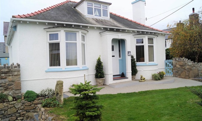 Nefyn Casa | Magnífico, espacioso bungalow Dormer, jardín cerrado, cerca de la playa de Nefyn con estacionamiento