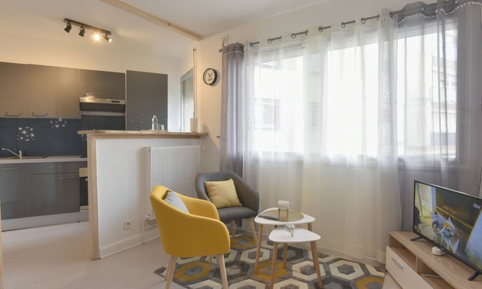 Brive-la-Gaillarde Apartamento | SUPERB STUDIO WITH PRIVATE PARKING DOWNTOWN