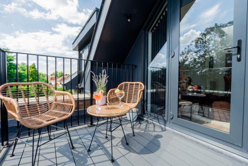 Acton Apartamento | Superb Top Floor 1-Bedroom Flat With Charming Two Balconies