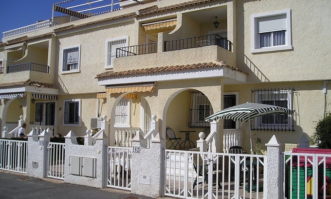 Puerto Marino Casa | Magnífica casa adosada - espaciosa, con orientación sur a la piscina y jardines, con wifi / aire acondicionado.