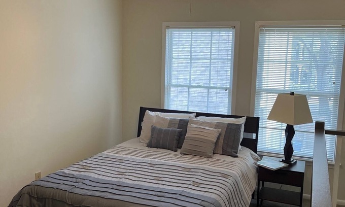 Touro Apartamento | Superb Uptown Location!