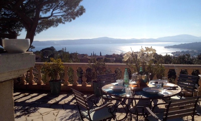 Sainte-Maxime Villa | Amplia casa de ensueño con vistas a la bahía de St. Tropez, terraza, piscina, wifi