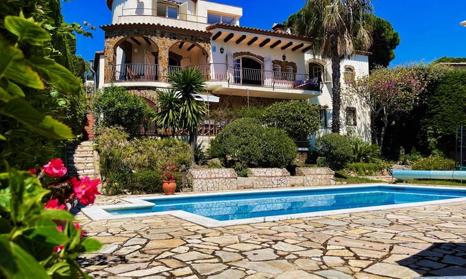 Calonge Villa | Pretty Villa Costa Brava (Calonge-Platja d'Aro),12p 6br, large pool, sea view.