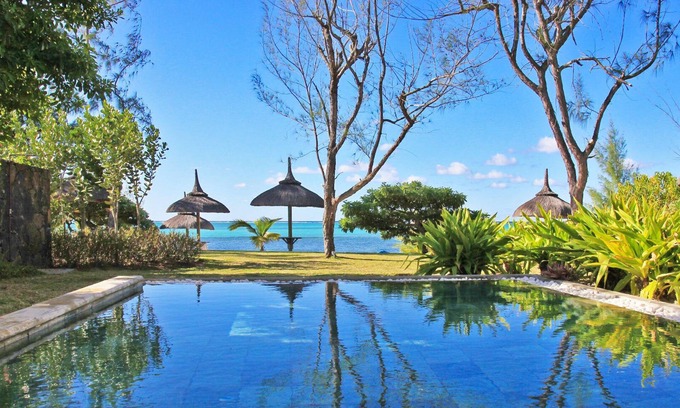 Roches Noires Villa | Magnífica villa frente al mar con piscina privada, personal de la casa
