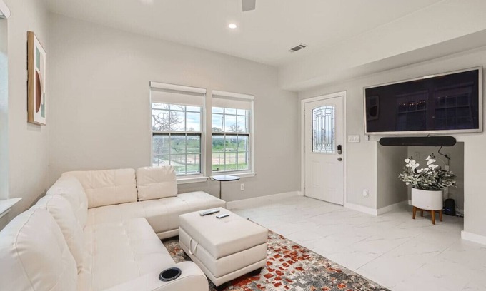 Foster Heights Casa | Superb White Modern Farm House