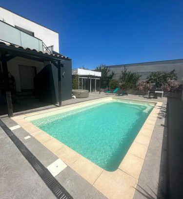Villeneuve-les-Beziers Apartamento | Superbe appartement dans villa avec piscine