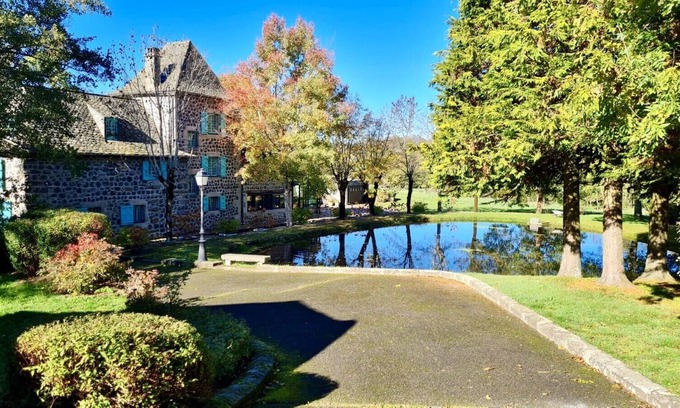 Laguiole Casa | Superbe maison rénovée avec grand parc, lac privé et jacuzzi