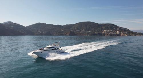 Cannes City Centre Alquiler De Eote | Superbe yacht dans le port de Cannes